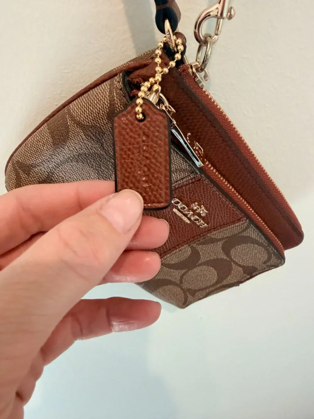 Authentic COACH Corner Zip Wristlet in Signature Canvas with Stripe – Tan/Brown